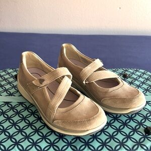 ARAVON cross strap leather women’s sneakers 9.5